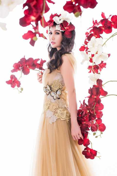 Tone màu nude đem đến cho Hoa hậu vẻ đẹp thanh tao mà lộng lẫy như nữ thần, bộ dạ hội đắp ren hoa hồng xẻ đùi cao và ren mỏng khoe chân thon kín đáo nhưng gợi cảm khó cưỡng