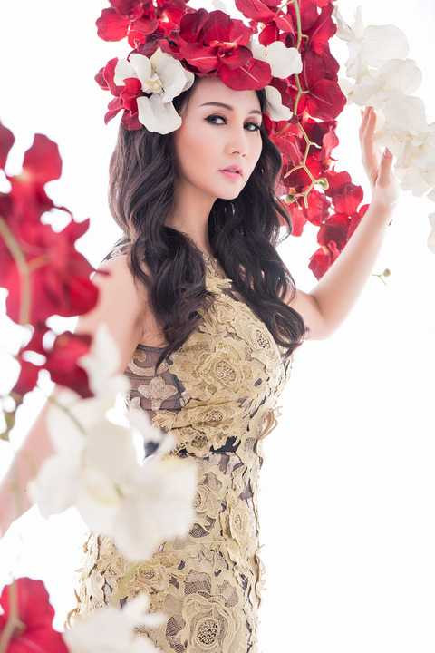 Sắc màu trắng- đỏ của những cánh hoa lan càng làm nổi bật vẻ đẹp dịu dàng, nữ thần mà vô cùng nữ tính của Hoa hậu