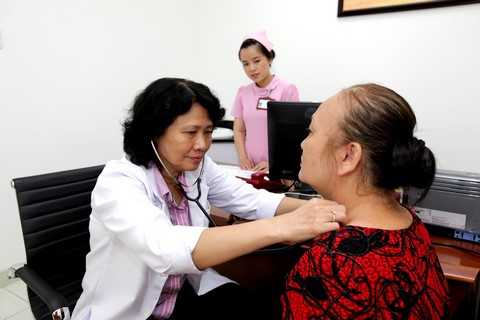 Bác sĩ Chuyên khoa cấp II Võ Hoàng Minh Hiền (nguyên chủ nhiệm Khoa Nội tiết - Đái tháo đường Bệnh viện Chợ Rẫy) đang khám và tư vấn cho một khách hàng tại phòng khám An Khang