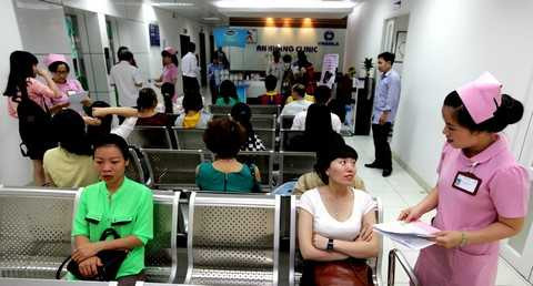 Các khách hàng đang chờ đến lượt khám và tư vấn tại Phòng khám An Khang