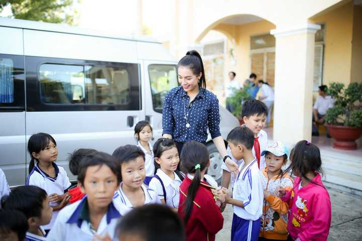 Đến thăm hai trường, Lệ Hằng được nghe chia sẻ về hoàn cảnh khó khăn của các thầy cô giáo đang công tác tại nhà trường.