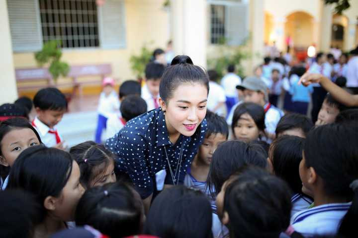 Cô dành nhiều sự đồng cảm và gửi tặng những món quá nhỏ ủng hộ thầy cô. Bên cạnh đó, nhân ngày Nhà giáo Việt Nam 20/11, Lệ Hằng cũng gửi những lẵng hoa cũng như lời chúc <a href='https://vtcnews.vn/suc-khoe.321.0.html' >sức khoẻ</a> đến thầy cô, tiếp tục sự nghiệp trồng người cao quý.