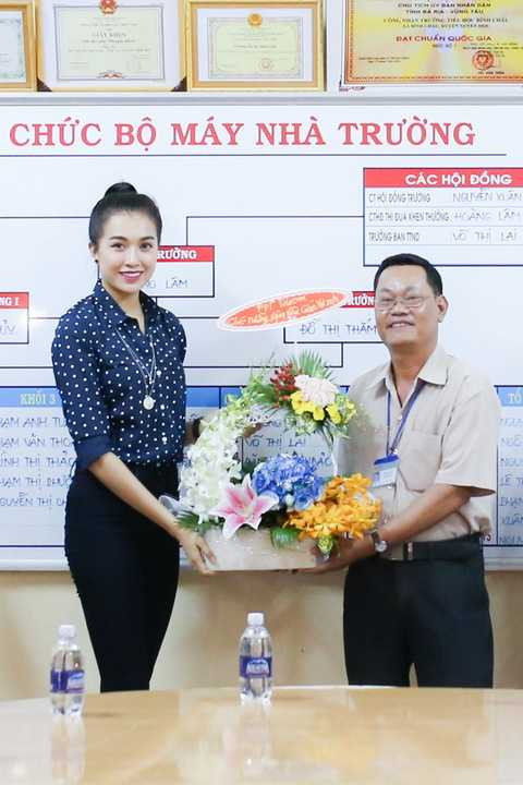 Trong chuyến đi, Lệ Hằng dành chút thời gian thăm quan hai ngôi trường. Á hậu cho biết nhìn không gian sân trường xanh mát khiến cô nhớ về thời tiểu học cắp sách đến trường. Trong chuyến đi, Lệ Hằng dành chút thời gian thăm quan hai ngôi trường. Á hậu cho biết nhìn không gian sân trường xanh mát khiến cô nhớ về thời tiểu học cắp sách đến trường.