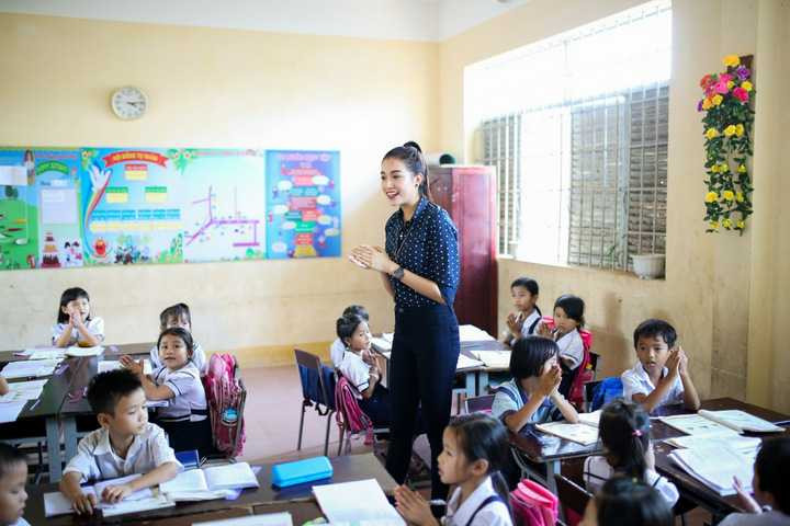 Người đẹp cũng xin phép vào lớp trò chuyện, ca hát cùng các em học sinh và gửi tặng những phần quà bánh kẹo. Sự thân thiện của Lệ Hằng nhanh chóng chiếm trọn tình cảm của các em nhỏ sau những bỡ ngỡ làm quen ban đầu