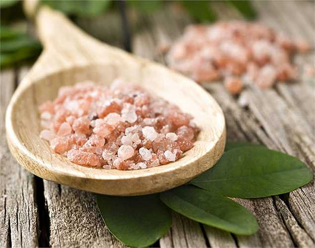 Bột ngọt (MSG) hoặc muối Trung Quốc: Mì ăn liền cũng chứa MSG, và hóa chất này được thêm vào để tăng hương vị. Nghiên cứu đã chỉ ra rằng bột ngọt có thể gây tổn thương não, bệnh thận và các biến chứng khác trong cơ thể. Một số người còn bị dị ứng với nó. 