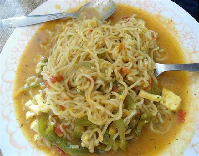 Sáp: Để ngăn chặn mì dính lại với nhau, một lớp sáp được phủ lên mì. Để biết là mì có sáp không, bạn hãy nhúng mì vào nước nóng và bạn có thể nhìn thấy sáp nổi lên lớp trên cùng của mặt nước. Điều này gây nhiều vấn đề có hại.