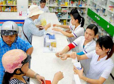 Người dân dễ dàng mua được thuốc ngoài cửa hàng khi không cần kê đơn của bác sĩ