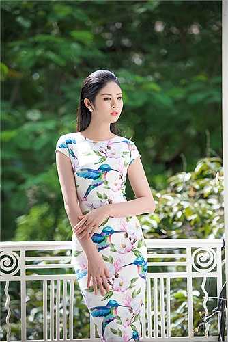 Diện thiết kế kín đáo, thanh lịch nhưng vẫn khéo léo tôn vẻ gợi cảm, Ngọc Hân lôi cuốn mọi ánh nhìn.