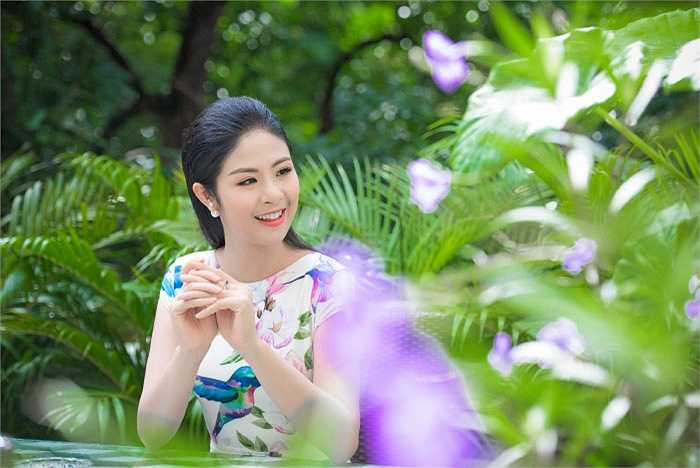 Nhưng không vì thế mà người đẹp kém nổi bật hơn những mỹ nhân diện đồ hiệu.