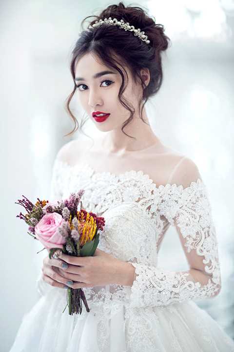 Ninh Dương Lan Ngọc vốn nổi lên và gây được ấn tượng mạnh bằng vẻ chân phương, mộc mạc và nhập tâm của cô trong mỗi vai diễn.