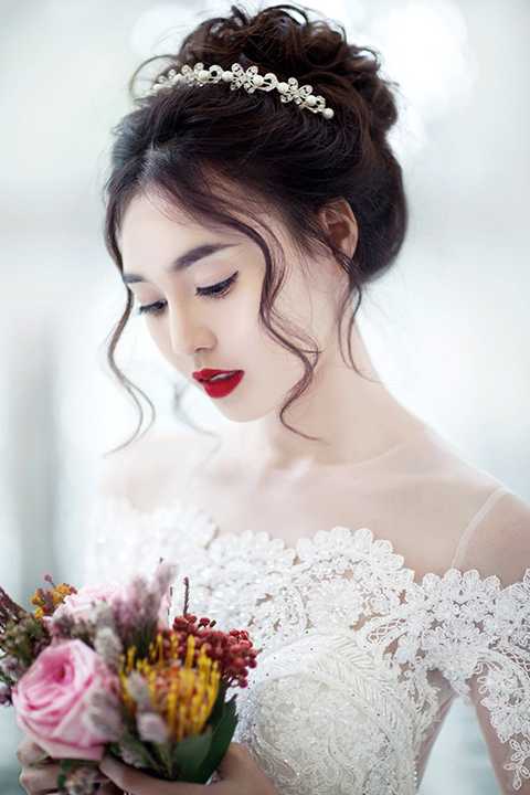 Trong khi showbiz Việt nói riêng và thế giới nói chung đang rộn ràng với những chuyện tình đẹp như mơ kết thúc viên mãn bằng các đám cưới hoành tráng, Lan Ngọc bị không ít fan và gia đình “dò hỏi” chuyện “thiệp hồng”.
