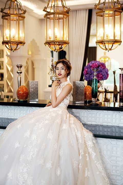 Thậm chí gia đình cô cũng sốt ruột chuyện cưới hỏi. Đáp lại những tò mò đó, Lan Ngọc quyết định chọn giải pháp…tự cưới. Cô nói đùa: “Bên gia đình hay hỏi vui chả biết Ngọc mặc áo cưới thế nào, giờ thì biết luôn rồi đó. Dù cố gắng nhưng tình duyên vẫn hiu quạnh thì biết sao đây?”.