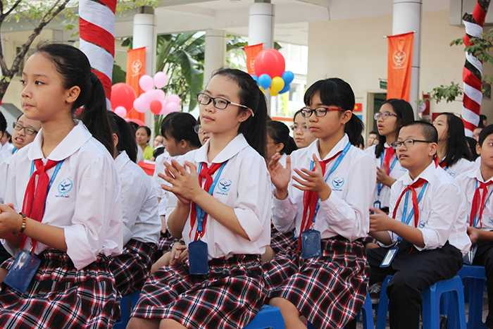 Nữ sinh nhảy sôi động tri ân thầy cô ngày Nhà giáo Việt Nam