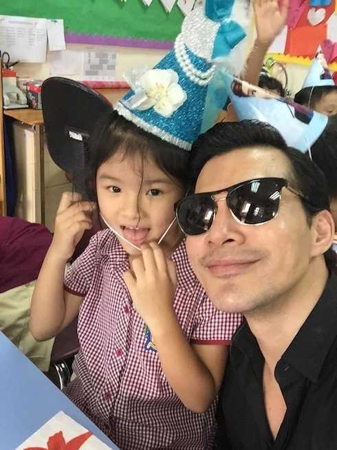 Hai cha con được nhận xét là càng lớn càng giống nhau như hai giọt nước.