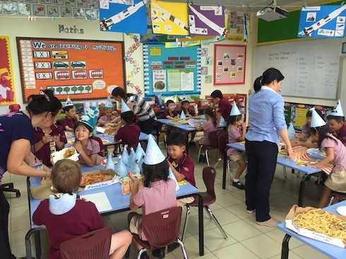 Bảo Tiên hạnh phúc khi được tổ chức sinh nhật tại lớp.