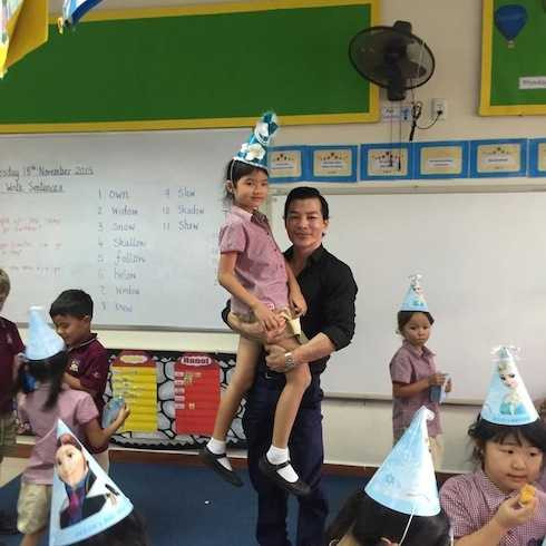 Trần Bảo Sơn bế bổng con gái trong tiệc sinh nhật.