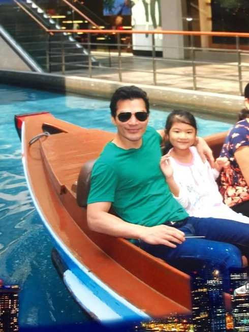 Hai bố con thường xuyên có những chuyến đi du lịch cùng nhau.