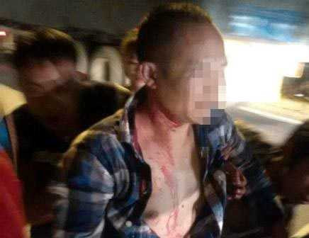 Tài xế xe đầu kéo bị đánh tới tấp (Ảnh: Dân trí)