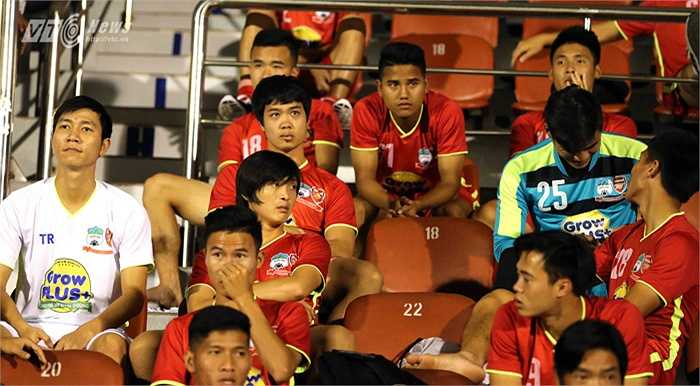 Tuấn Anh, Công Phượng cùng nhiều cầu thủ khác của HAGL có dịp trở lại sân Thống Nhất - sân đấu mà lần đầu tiên họ ra mắt khán giả nước nhà trong màu áo U19 Việt Nam. (Ảnh: Quang Minh)