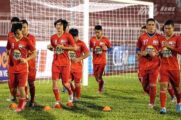Như thường lệ, Tuấn Anh với mái tóc dài và phong cách chơi bóng hào hoa khiến người xem luôn phải chú ý đến mình. (Ảnh: Quang Minh)