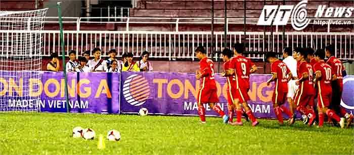 Một số ít khán giả theo chân U21 HAGL đến sát đường pitch. Vài người nói vui rằng, 'HAGL đi đến đâu, khán giả theo đến đó' (Ảnh: Quang Minh)
