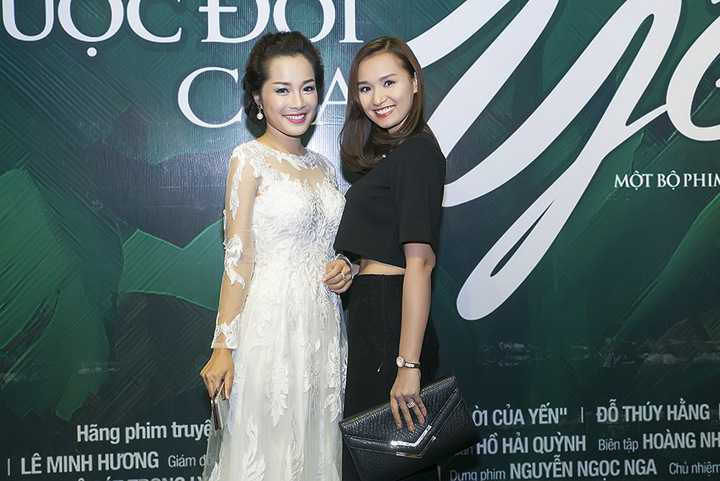 Vừa qua, Minh Hương rạng rỡ xuất hiện trong buổi công chiếu phim 'Cuộc đời của Yến' mà cô đảm nhận vai thứ chính. Đây là dự án điện ảnh đầu tiên mà 'bà mẹ hai con' tham gia từ khi bước chân vào nghệ thuật. Đến cổ vũ cho Minh Hương có ông xã Lê Huỳnh, bạn thân Lã Thanh Huyền và nhiều người bạn khác. 