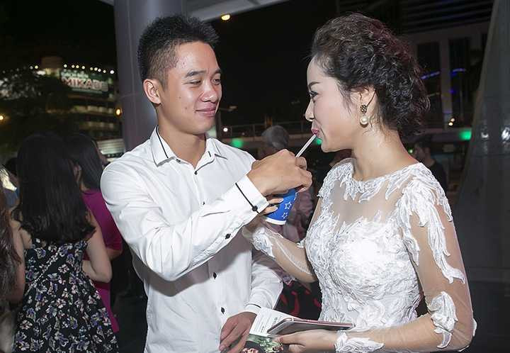 Minh Hương lên xe hoa từ năm 2009 với ông xã Lê Huỳnh. Tổ ấm 6 năm của cặp đôi ngày càng bền chặt với 2 nhóc tỳ, một gái, một trai. Từ ngày kết hôn, Minh Hương thi thoảng mới tham gia các phim truyền hình vì muốn dành nhiều thời gian để chăm sóc cho chồng, con. Ông xã Lê Huỳnh của Minh Hương vốn không thích sự ồn ào của showbiz nên rất hiếm khi xuất hiện cùng vợ. Tuy nhiên tối qua, vì muốn ủng hộ cho bộ phim điện ảnh đầu tay của Minh Hương, anh đã lái xe đưa cô đến tham gia buổi công chiếu. Anh còn chăm sóc vợ khi tận tình mua nước và đưa cho vợ uống.