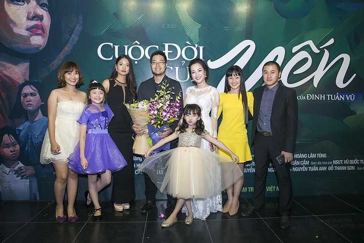 Sự kiện ra mắt phim còn có đạo diễn Đinh Tuấn Vũ, diễn viên Lâm Tùng (nam chính của phim), Thúy Hằng (nữ chính phim), Lã Thanh Huyền, nhà văn Hữu Ước... 