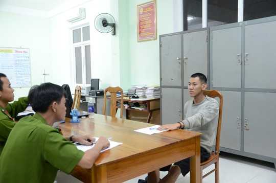 Đối tượng Lương Tuấn Vinh tại cơ quan công an huyện Đắk Glei.