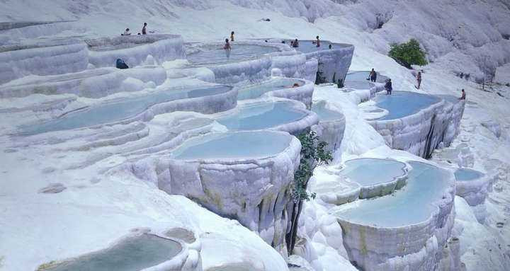 9 nhà tắm công cộng làm bạn muốn "trút đồ" ngay lập tức