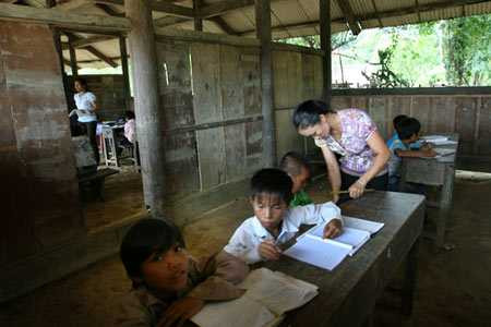 Bộ trưởng Phạm Vũ Luận dành lời cảm ơn các thầy cô giáo, đặc biệt là các thầy cô giáo đang công tác tại vùng sâu, vùng xa, biên giới, hải đảo