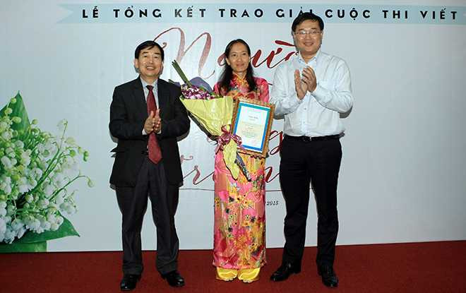 Cô Trâm nhận giải Nhất cuộc thi với tác phẩm Liên