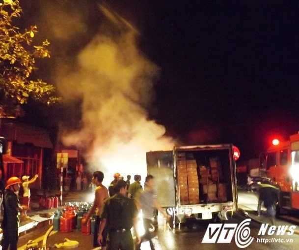 Phải rất vất vả lực lượng chức năng mới khống chế được đám cháy.