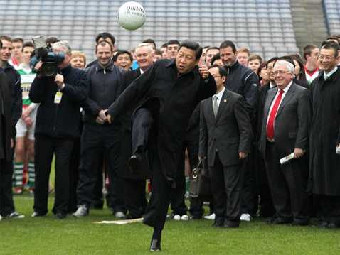 Ông Tập trổ tài chơi bóng ở CH Ireland hồi năm 2012