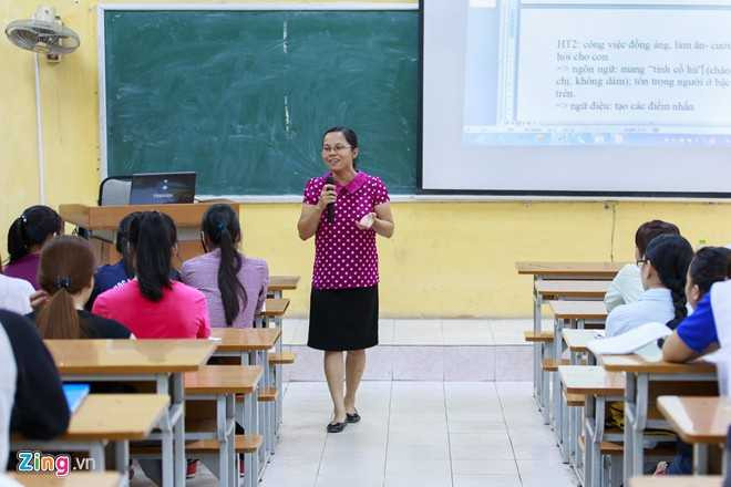 Cuộc sống thường ngày của nữ phó giáo sư ngôn ngữ học 8X