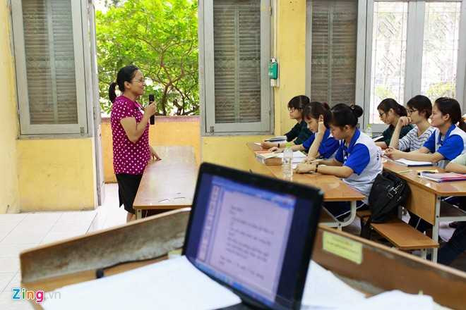 Cuộc sống thường ngày của nữ phó giáo sư ngôn ngữ học 8X