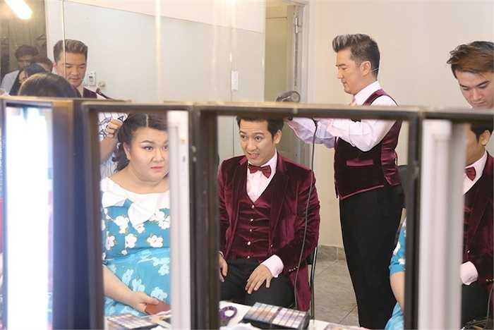 Anh bị bắt gặp trổ tài làm tóc cho Trường Giang trong hậu trường.