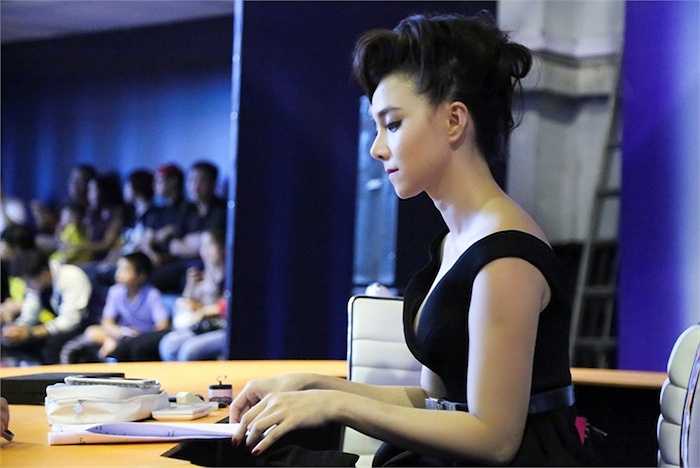 Xuất hiện tại trường quay, Đinh Ngọc Diệp ngay lập tức trở thành tâm điểm chú ý.
