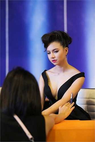 Xuất hiện ở bất cứ sự kiện nào, nữ diễn viên đều khiến khán giả xiêu lòng bởi vẻ đẹp tươi tắn, nụ cười rạng rỡ, biểu cảm thân thiện cùng phong cách thời trang hợp thời.