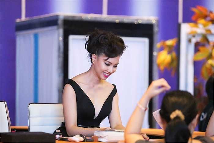 Đinh Ngọc Diệp 'ghi điểm' với nụ cười rạng rỡ.