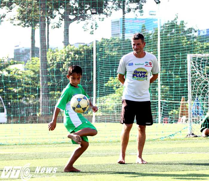 HLV Frank Durix trong buổi kiểm tra tâng bóng của các các học viên Học viện Nutifood HAGL Arsenal JMG (Ảnh: Hoàng Tùng)