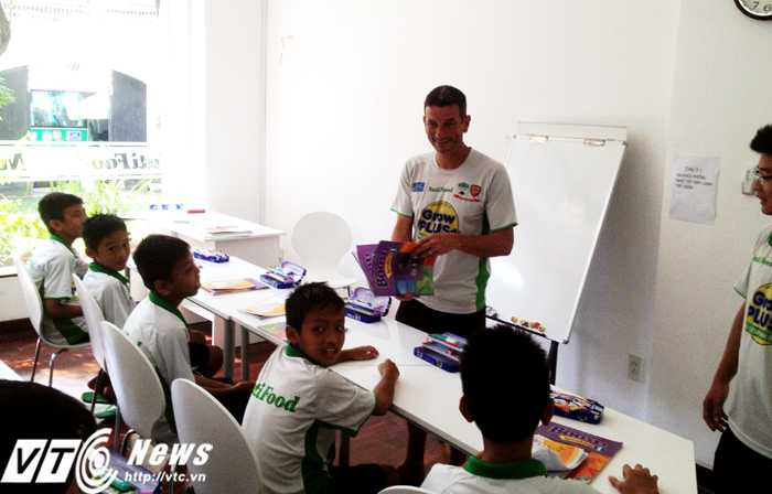 Không chỉ trên sân cỏ, 'ông bố' Frank Durix cũng rất quan tâm đến việc học văn hóa của các học trò (Ảnh: Hoàng Tùng)