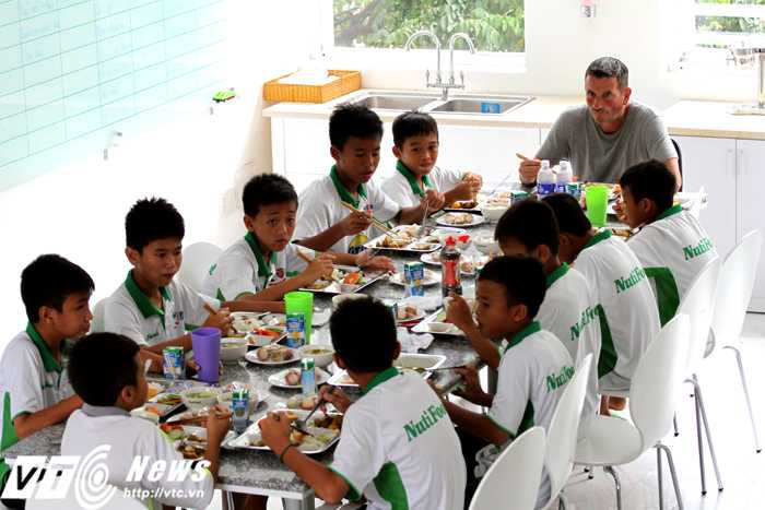 Một bữa ăn của các học viên Học viện Nutifood HAGL Arsenal JMG (Ảnh: Hoàng Tùng)