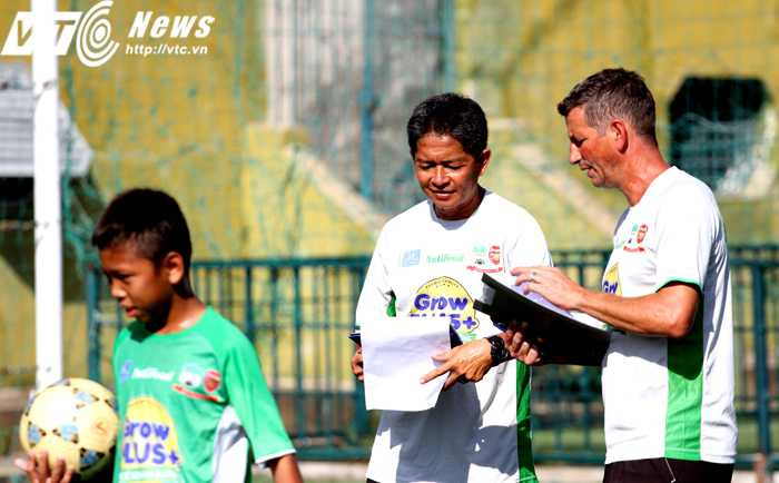 Trợ lý cho Frank Durix tại Học viện Nutifood HAGL Arsenal JMG lúc này có cựu thủ môn Nguyễn Hồng Phẩm (Ảnh: Hoàng Tùng)