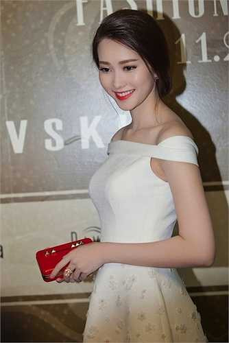 Thu Thảo khiến người đối diện ngẩn ngơ bởi vẻ đẹp thuần khiết, hoàn hảo đến từng milimet. 