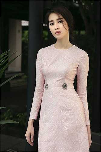 Dù khuôn mặt ở sắc thái nào cô vẫn luôn xinh đẹp rạng ngời. 