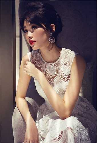 Dù được chụp ở góc độ nào, nhan sắc của Thu Thảo cũng khiến người đối diện si mê trước vẻ đẹp hoàn hảo. 