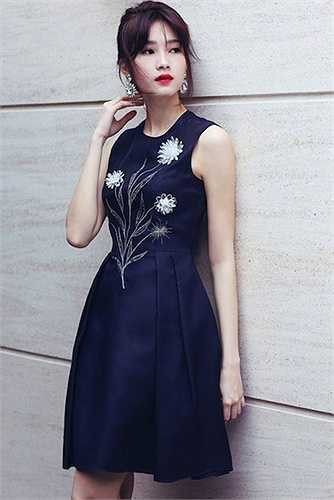 Nhờ phong cách thời trang thanh lịch, nền nã, vẻ đẹp này càng được tôn vinh. 