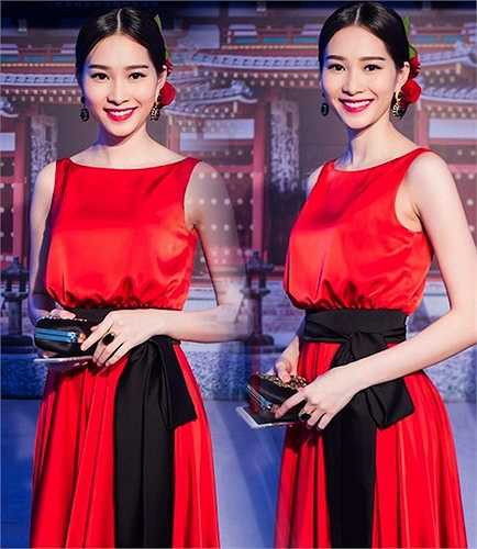 Mỗi lần xuất hiện tại sự kiện, người đẹp đều khiến cánh nhiếp ảnh đổ rạp trước nhan sắc 'chim sa cá lặn' của mình. 