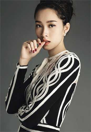 Mỗi một bộ ảnh của cô đều gây 'ám ảnh' người xem với thần thái sang trọng, 